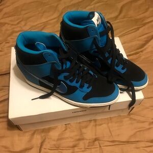 In good condition Nike size 10 but can fit size 9 super cute and sassy